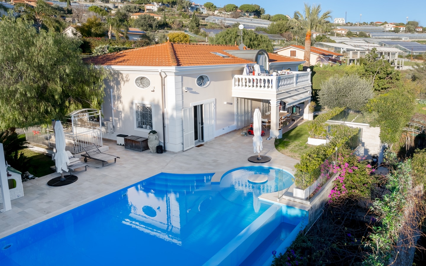 Villa im zeitgenössischen Stil mit Pool und Meerblick in Sanremo