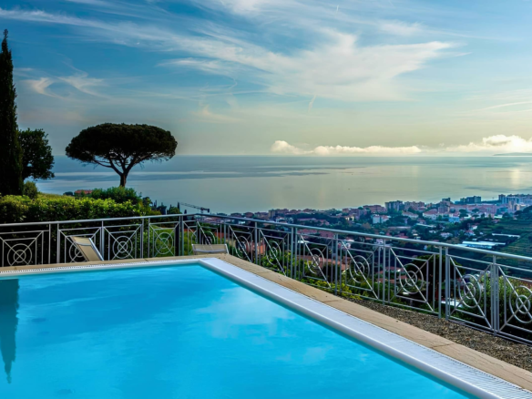 Freistehende Villa mit Pool und atemberaubendem Meerblick in Bordighera