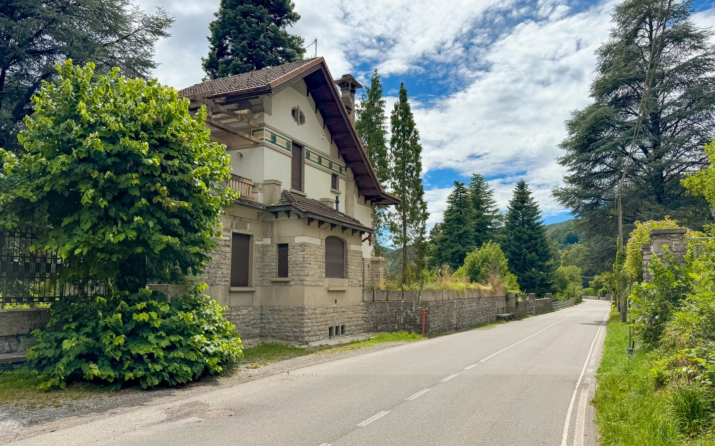 Villa Liberty con ampio giardino nei pressi del Lago di Lugano