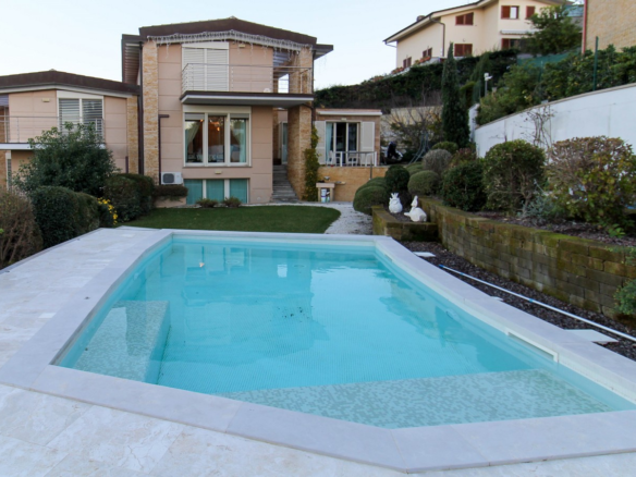 Moderne villa met panoramisch zeezicht in Montenero