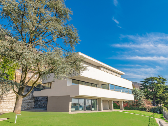 Moderní vila s panoramatickým výhledem a bazénem v Brescii