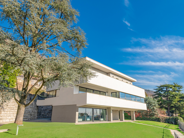 Villa Moderna con Vista Panoramica e Piscina a Brescia