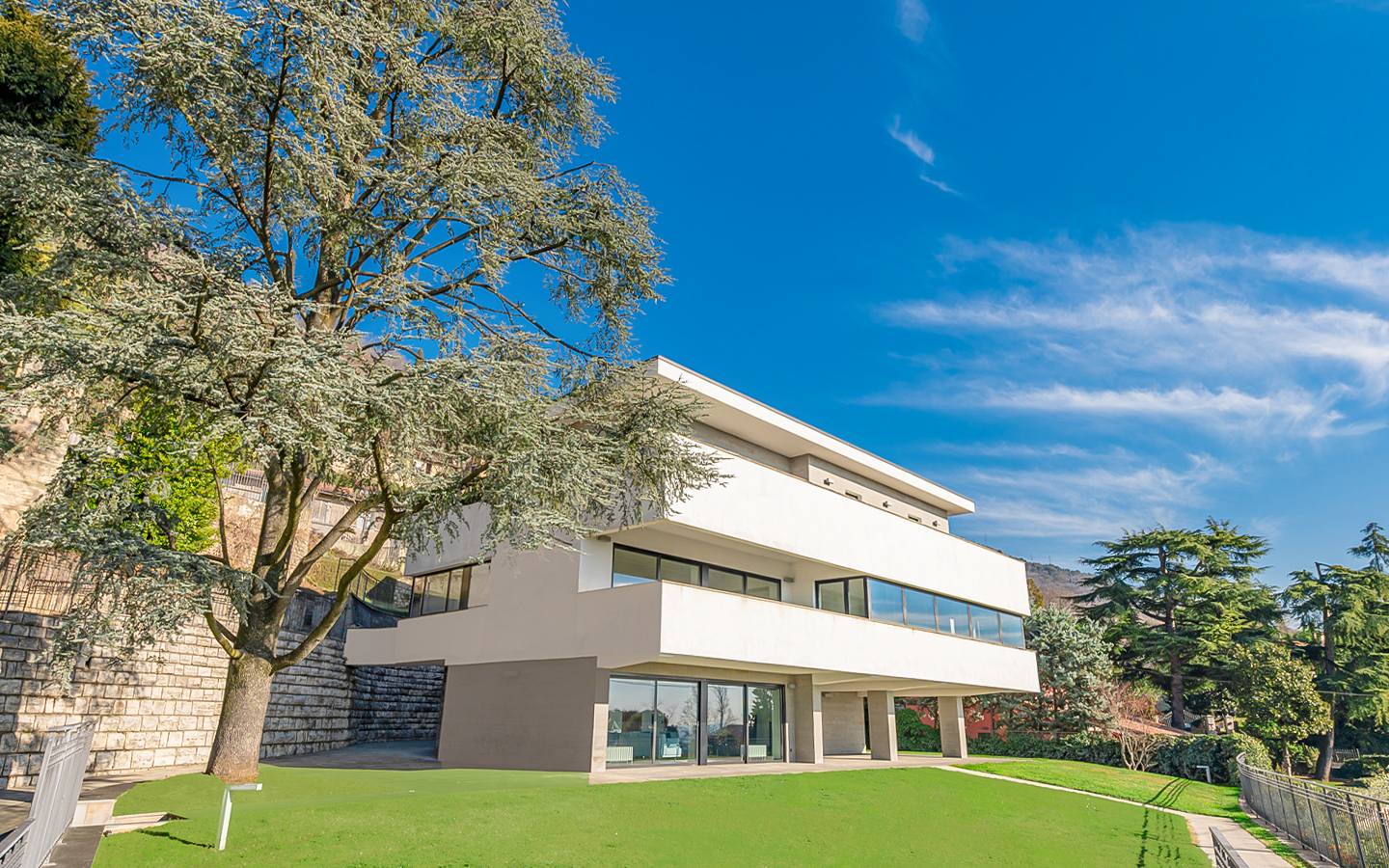 Moderní vila s panoramatickým výhledem a bazénem v Brescii