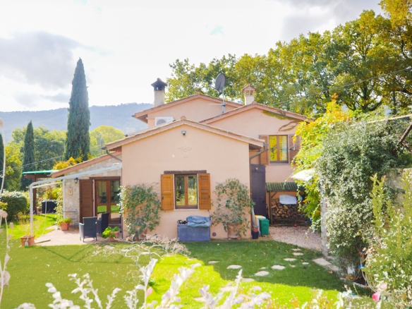 Panoramische villa met zwembad en tuin in Todi