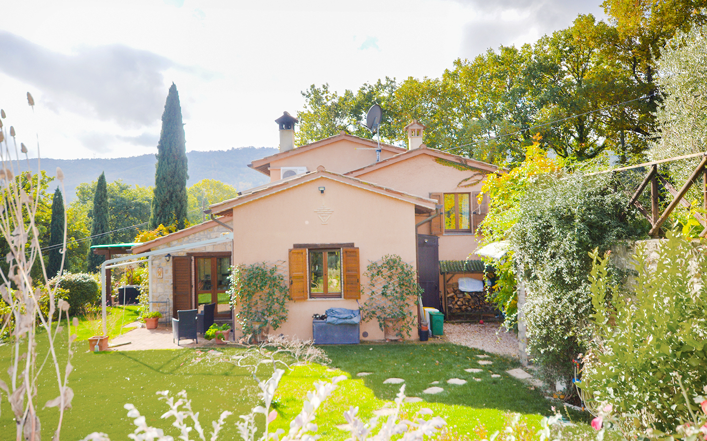 Panoramische villa met zwembad en tuin in Todi
