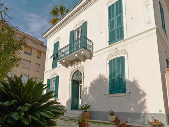 Repräsentative Villa aus dem 19. Jahrhundert nur wenige Schritte vom Meer entfernt in Porto Maurizio