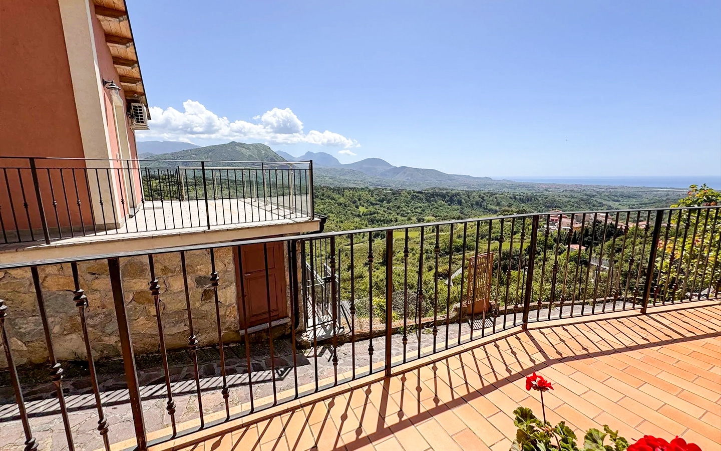 Dreistöckige Villa mit Meer- und Bergblick in der kalabrischen Landschaft