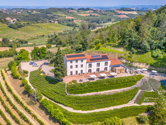 Villa Monferraton kukkuloilla, jossa on viinitarha ja poreallas