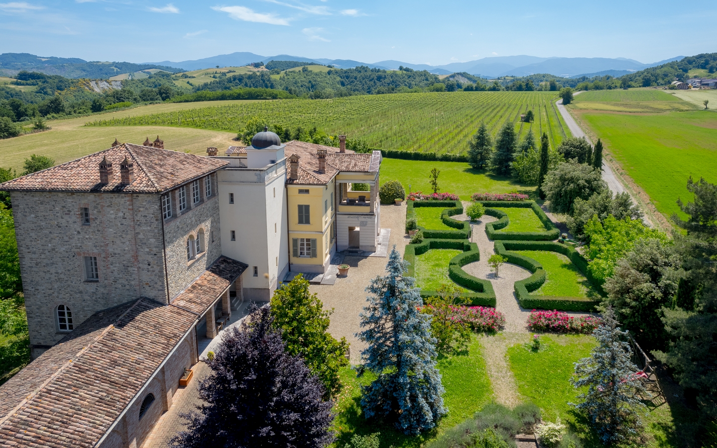 Luxuriöse Villa mit Weinberg und Autorenarchitektur in Parma