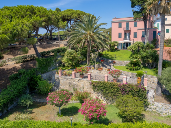Villa von historischer Bedeutung mit großem Park am Meer und Schwimmbad in Bordighera