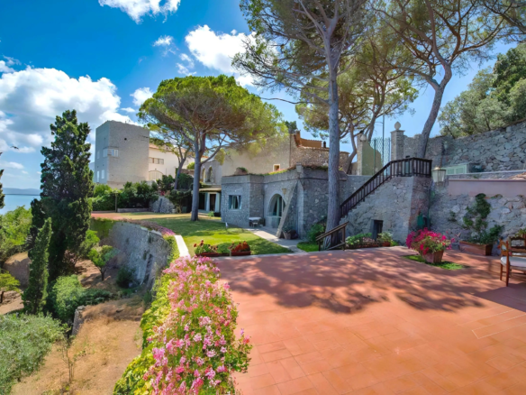 Kamenná vila s výhledem na moře v Porto Santo Stefano