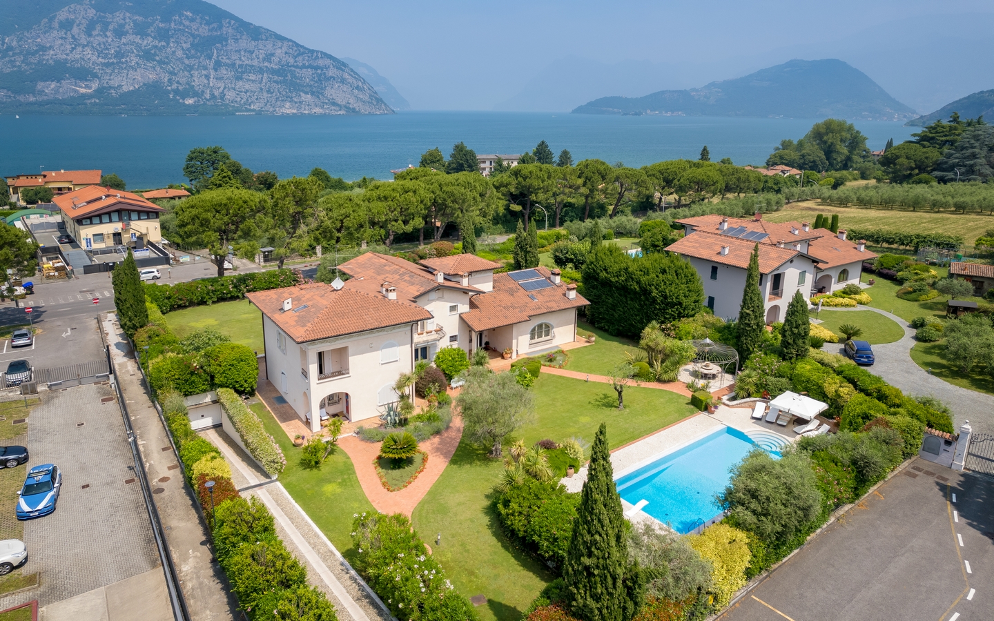 Villa moderna dall’anima classica con piscina a due passi dal Lago d’Iseo