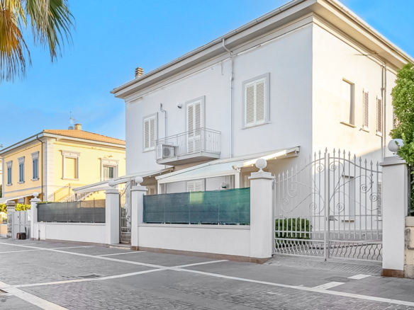 Villino Di Prestigio Sul Lungomare Di Cecina