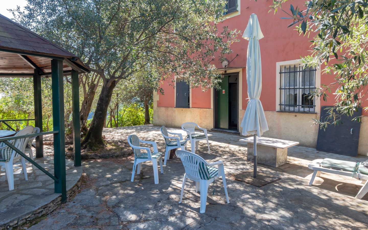 Historisk villa med dominerende beliggenhed og stor have få kilometer fra Recco