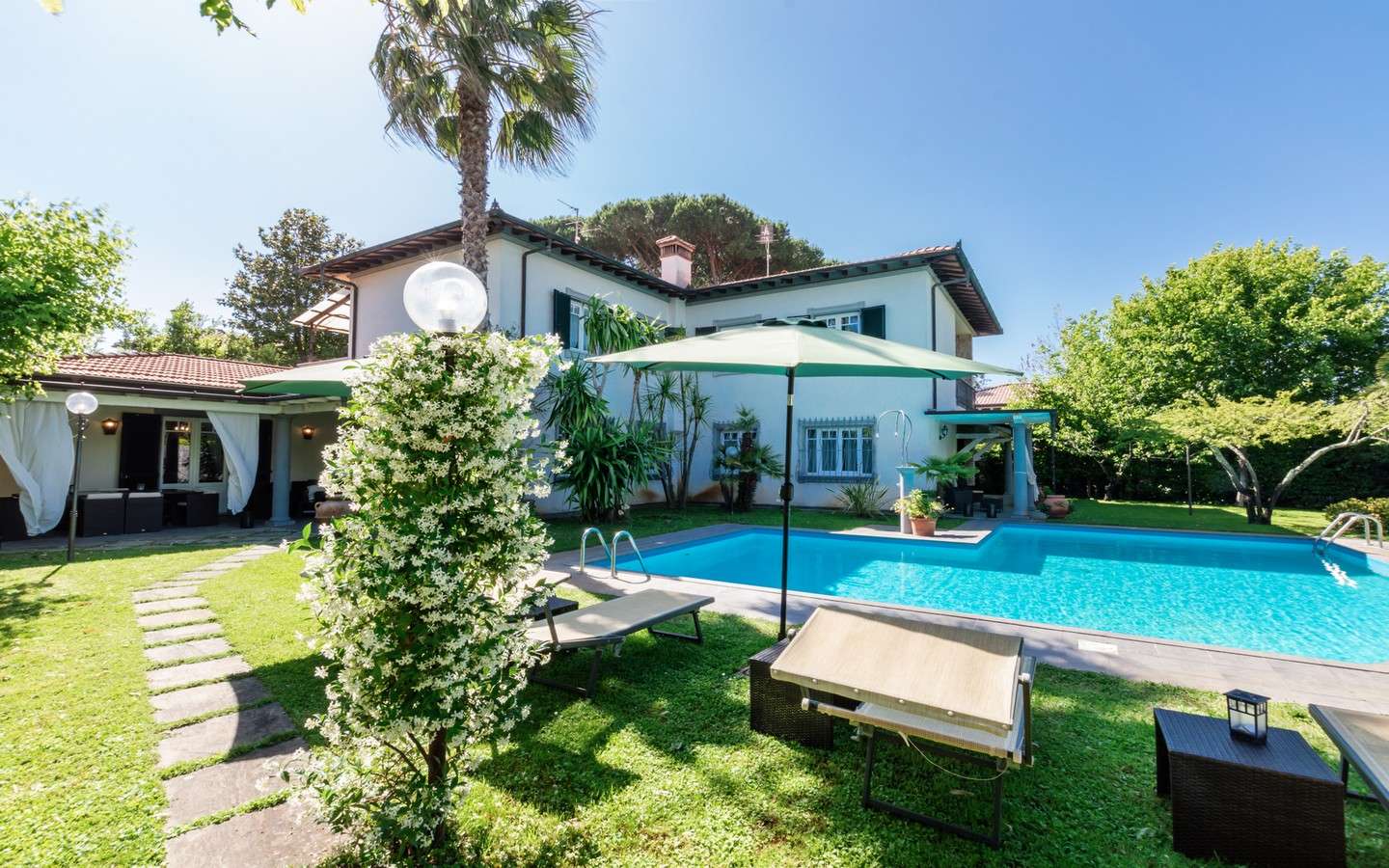 Elegante villa met zwembad 300 M van zee in Forte Dei Marmi