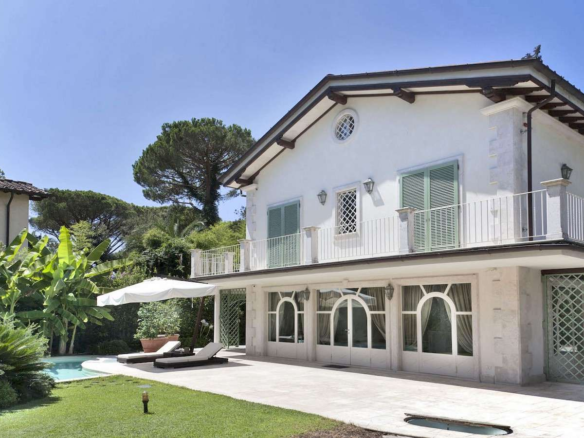 Elegante villa met zwembad en tuin in Forte Dei Marmi