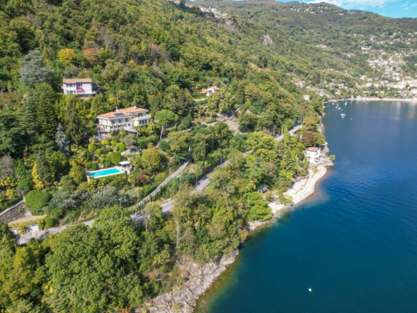 Exclusief huis midden in het groen van een luxueus park met prachtig uitzicht op het Lago Maggiore