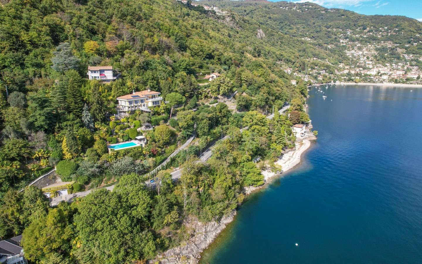 Exclusief huis midden in het groen van een luxueus park met prachtig uitzicht op het Lago Maggiore