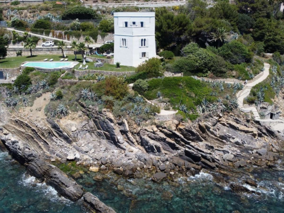 Magnifica Villa Con Accesso Al Mare E Giardino