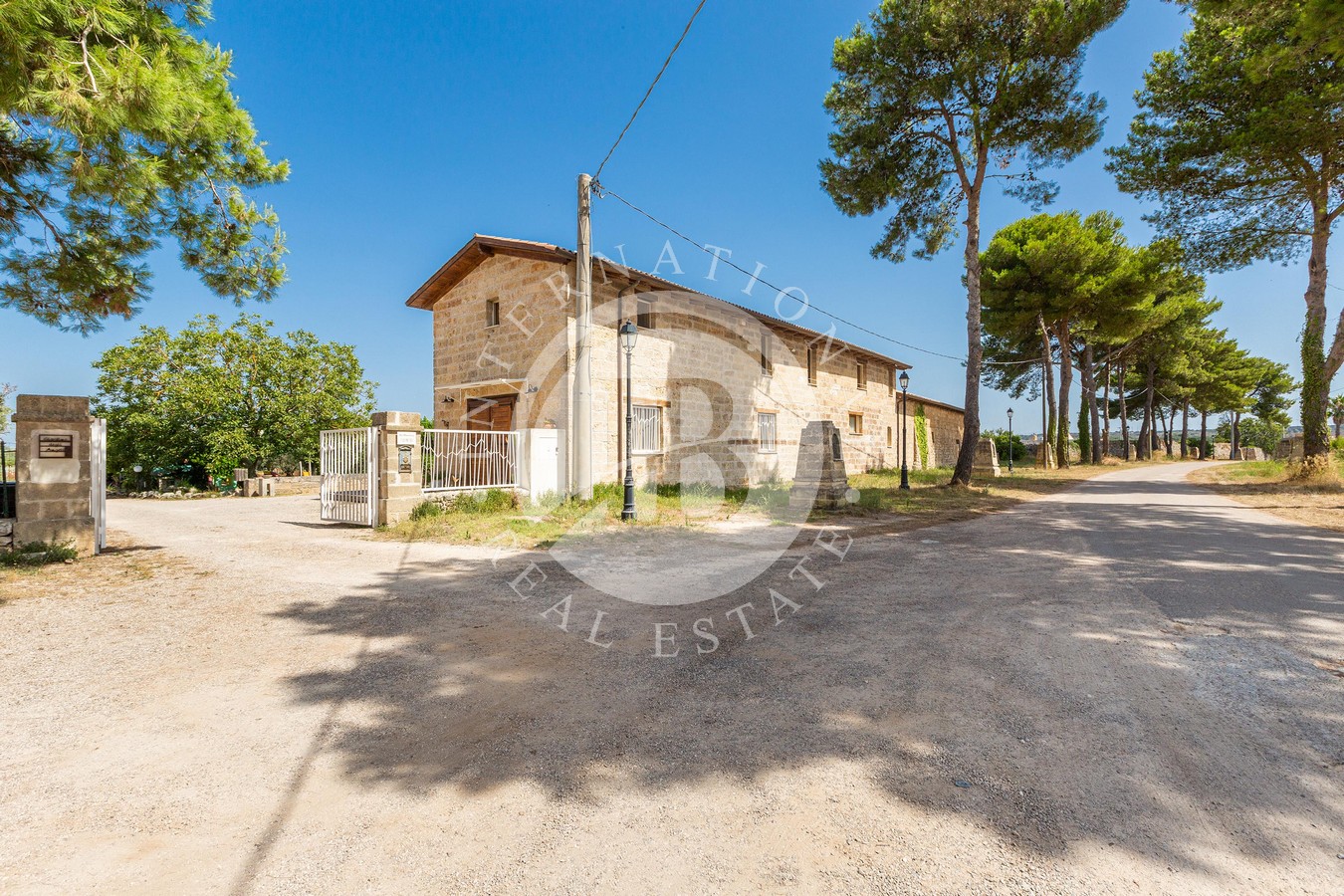 Masseria Degli Angeli Con Uliveto E Vigneto A Pescoluse