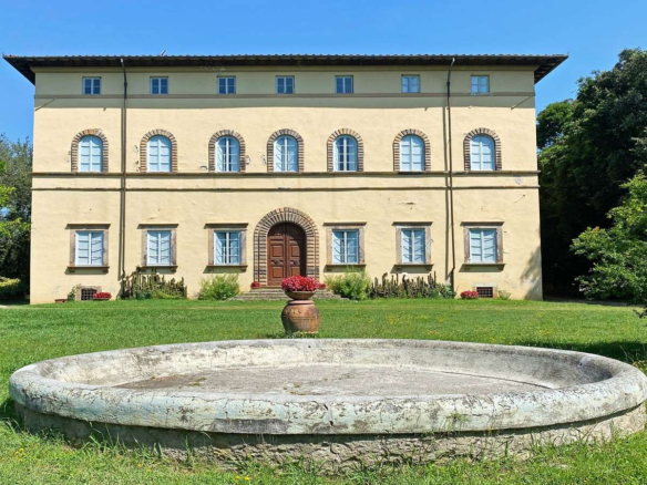 Repräsentative Villa mit Bauernhof in der Landschaft von Lucca