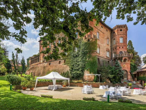 Prestigieus kasteel met eeuwenoud park aan de rand van Monferrato in Piemonte