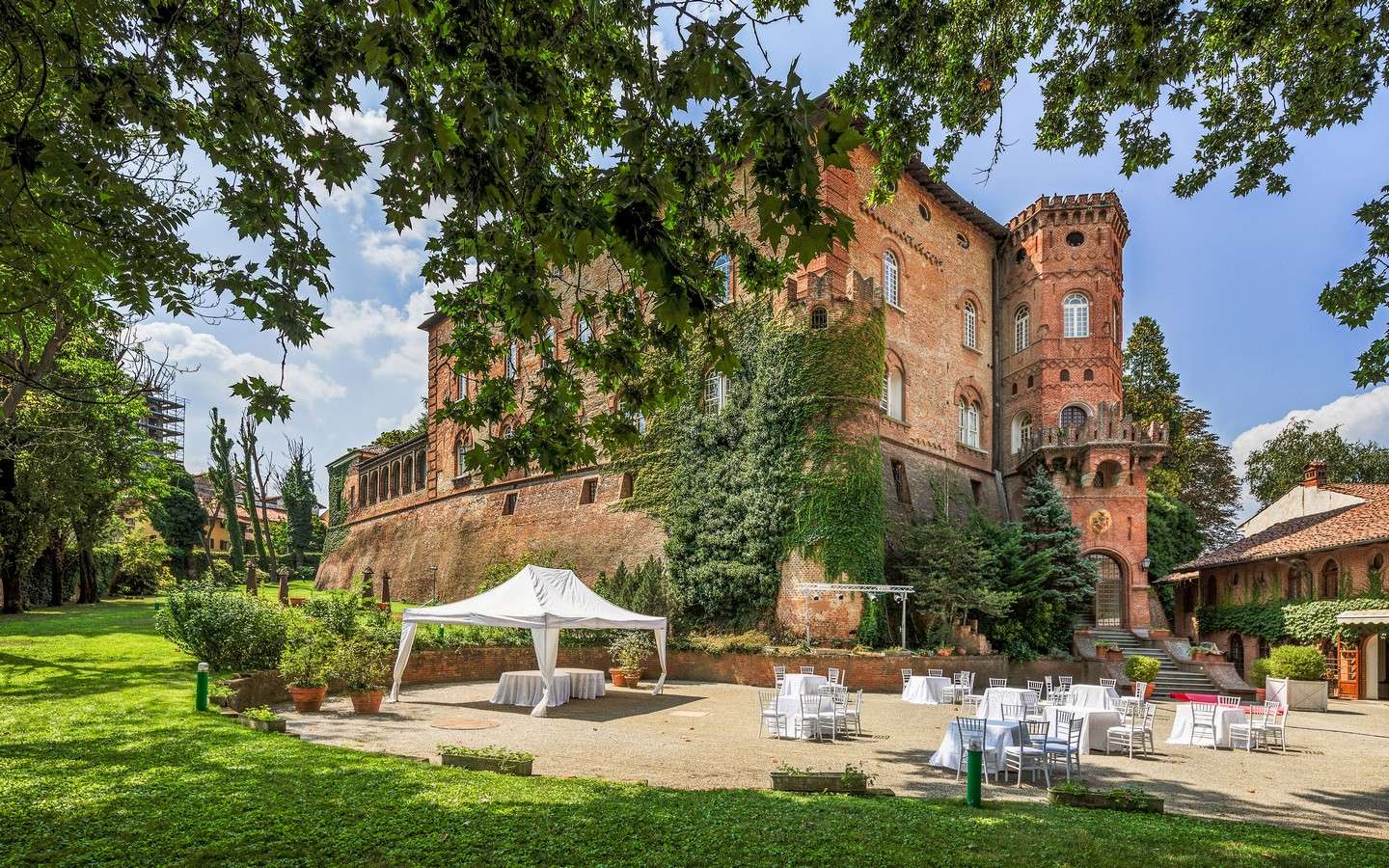 Prestigieus kasteel met eeuwenoud park aan de rand van Monferrato in Piemonte