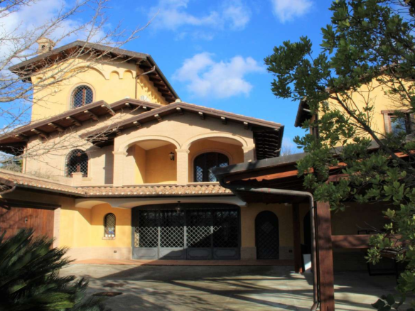 Villa With Large Garden In Tortoreto (Abruzzo)