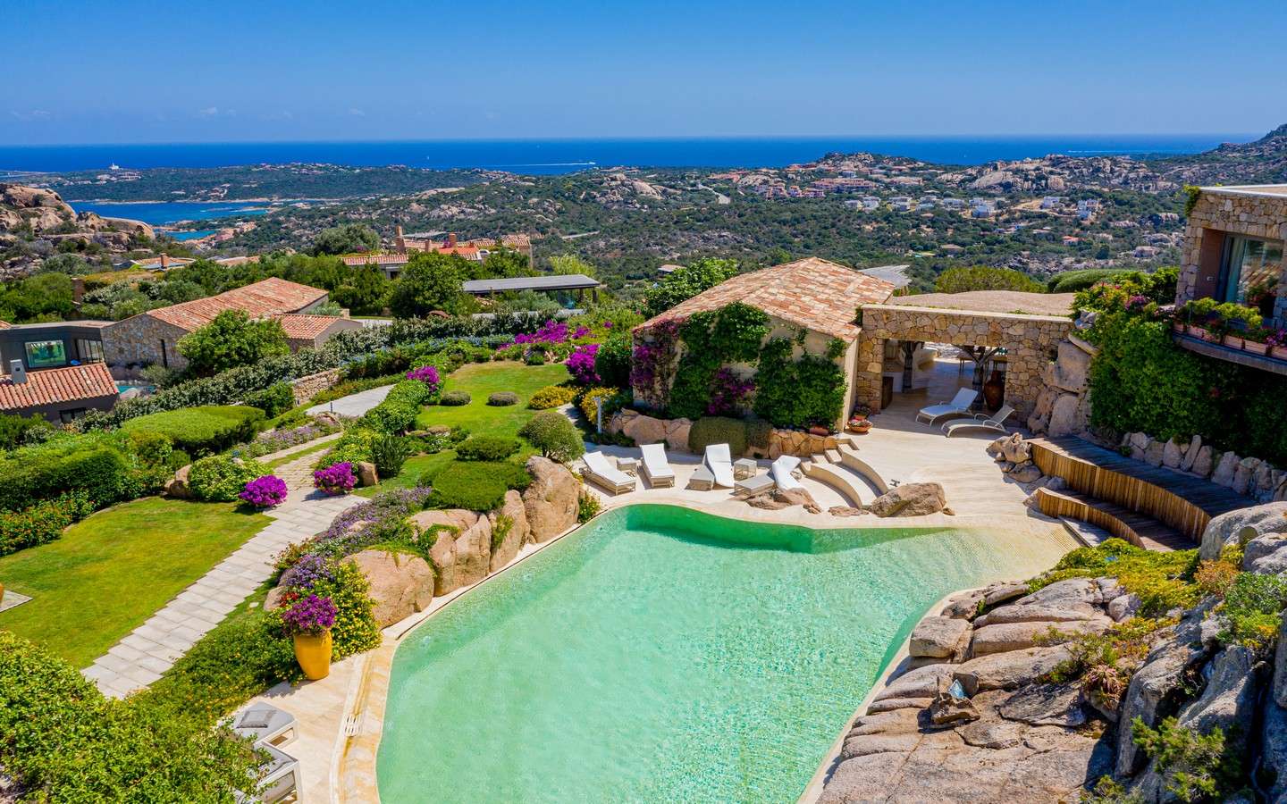 Villa met twee bijgebouwen en zwembad met zeezicht in Porto Cervo