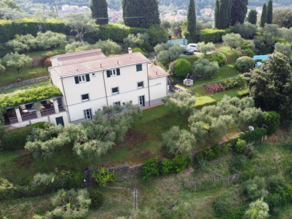 Villa med pool og grund i Sarzana