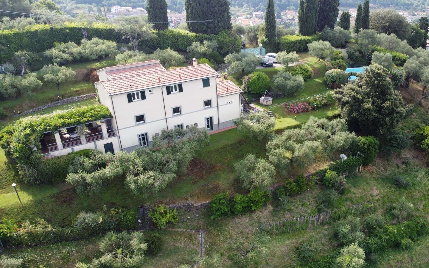 Villa med pool og grund i Sarzana