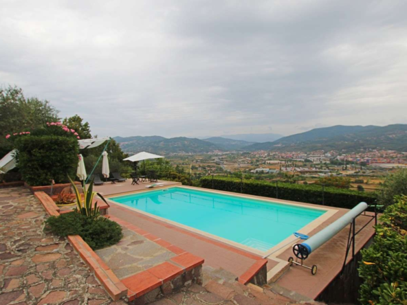 Villa med pool i en panoramisk position i Vezzano Ligure