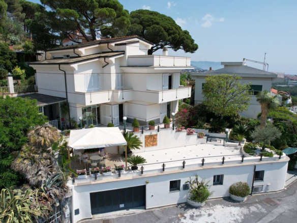 Fristående villa med trädgård och garage i Loano