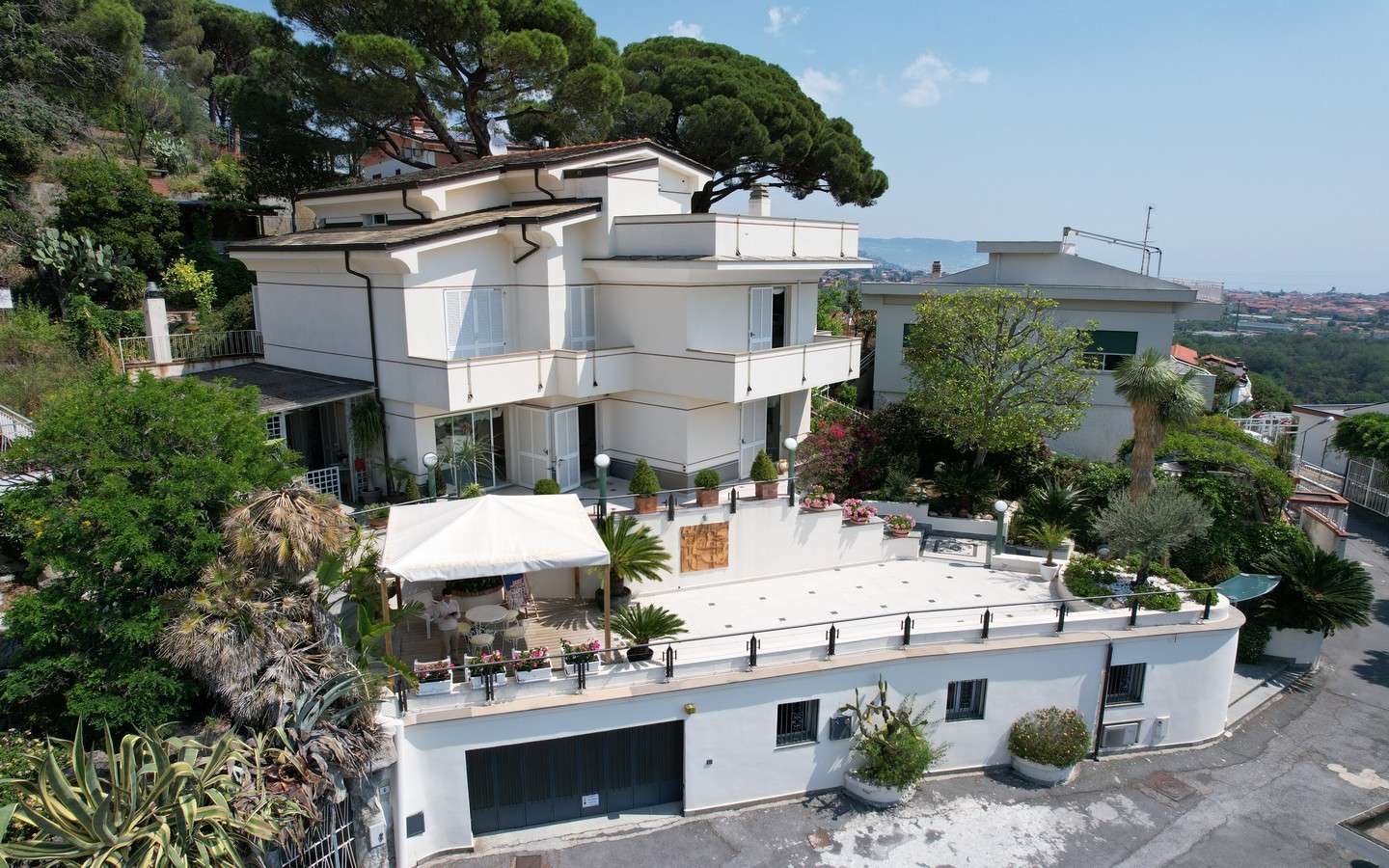 Fristående villa med trädgård och garage i Loano