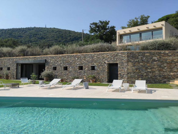 Moderne Villa mit atemberaubendem Meerblick in Alassio