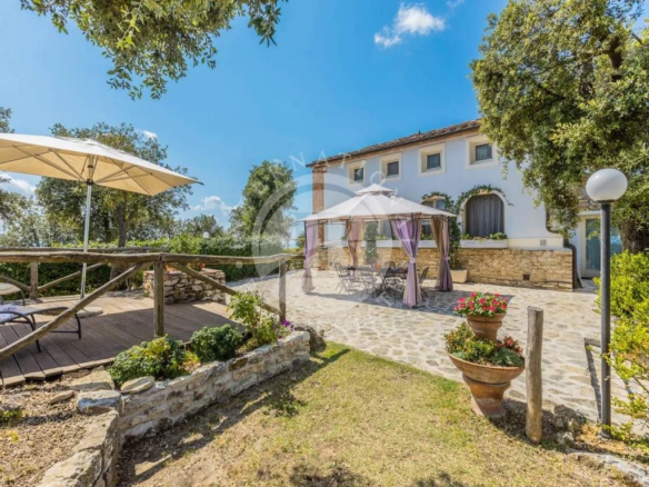 Renoveret villa med park