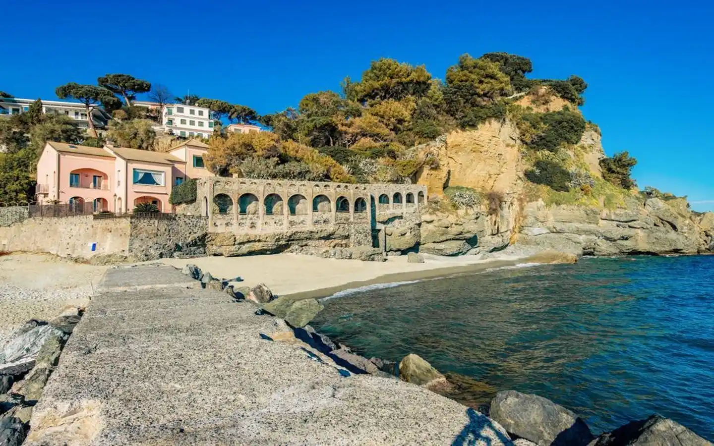 Престижная вилла на воде с парком, Альбисола, Лигурия