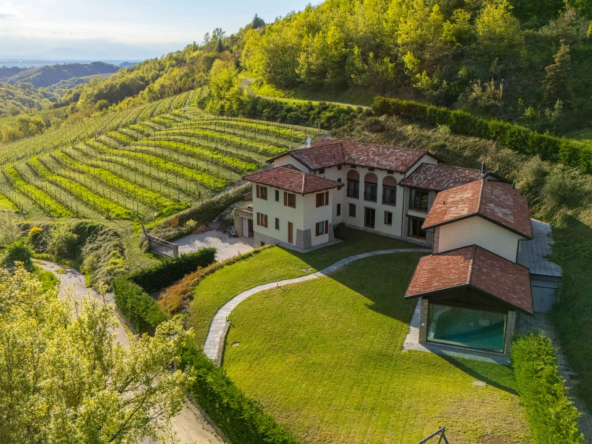 Splendida tenuta di lusso con piscina interna e vigneti