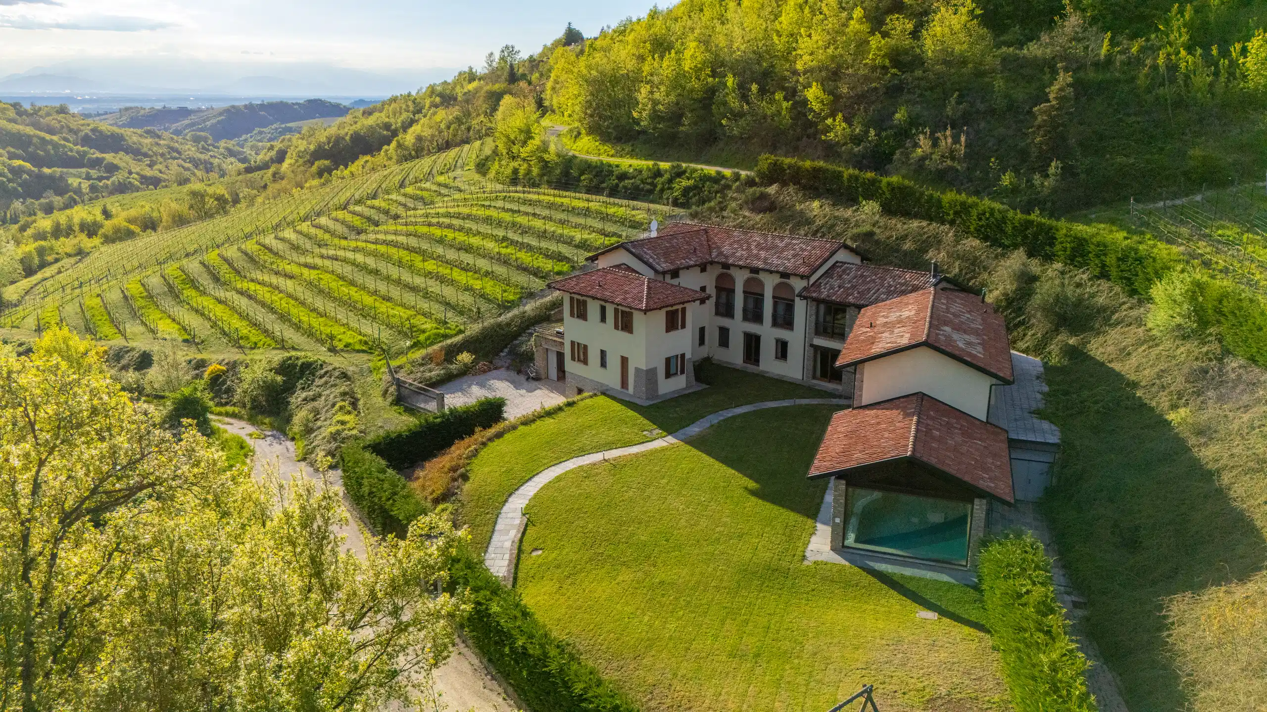 Splendida tenuta di lusso con piscina interna e vigneti