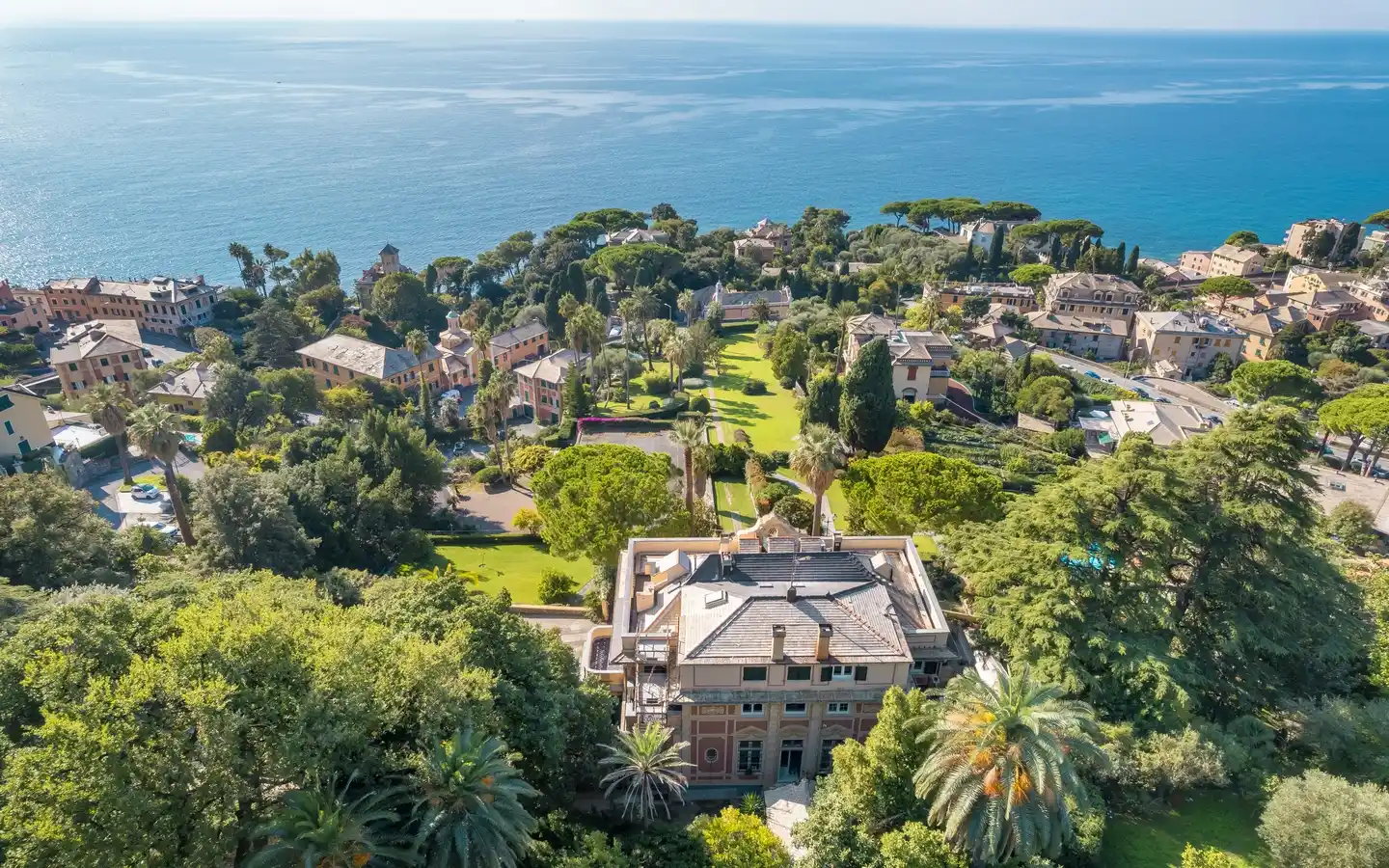 IB 741 Appartamenti in villa storica con piscina panoramica e parco Genova Nervi