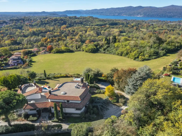 IB 749 Villa in Besozzo met zwembad, tuin en uitzicht op het meer
