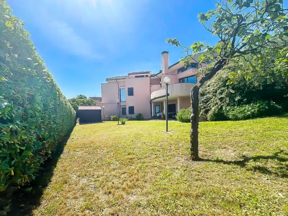 Villa con Vista Mare e Colline a Fano