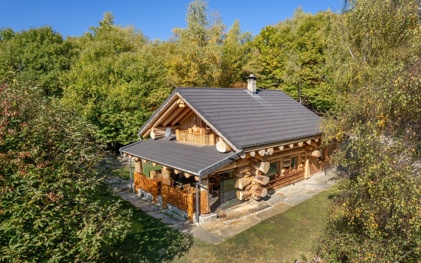 Charmant chalet de construction récente avec cabanes dans les arbres dans un grand parc privé
