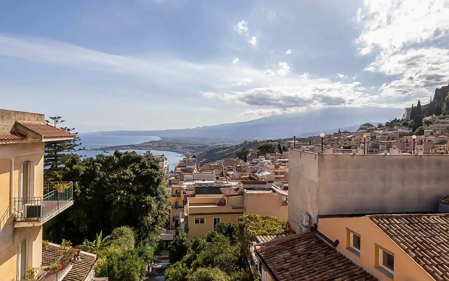 Prestisjefylt leilighet med terrasse og panoramautsikt i sentrum av Taormina