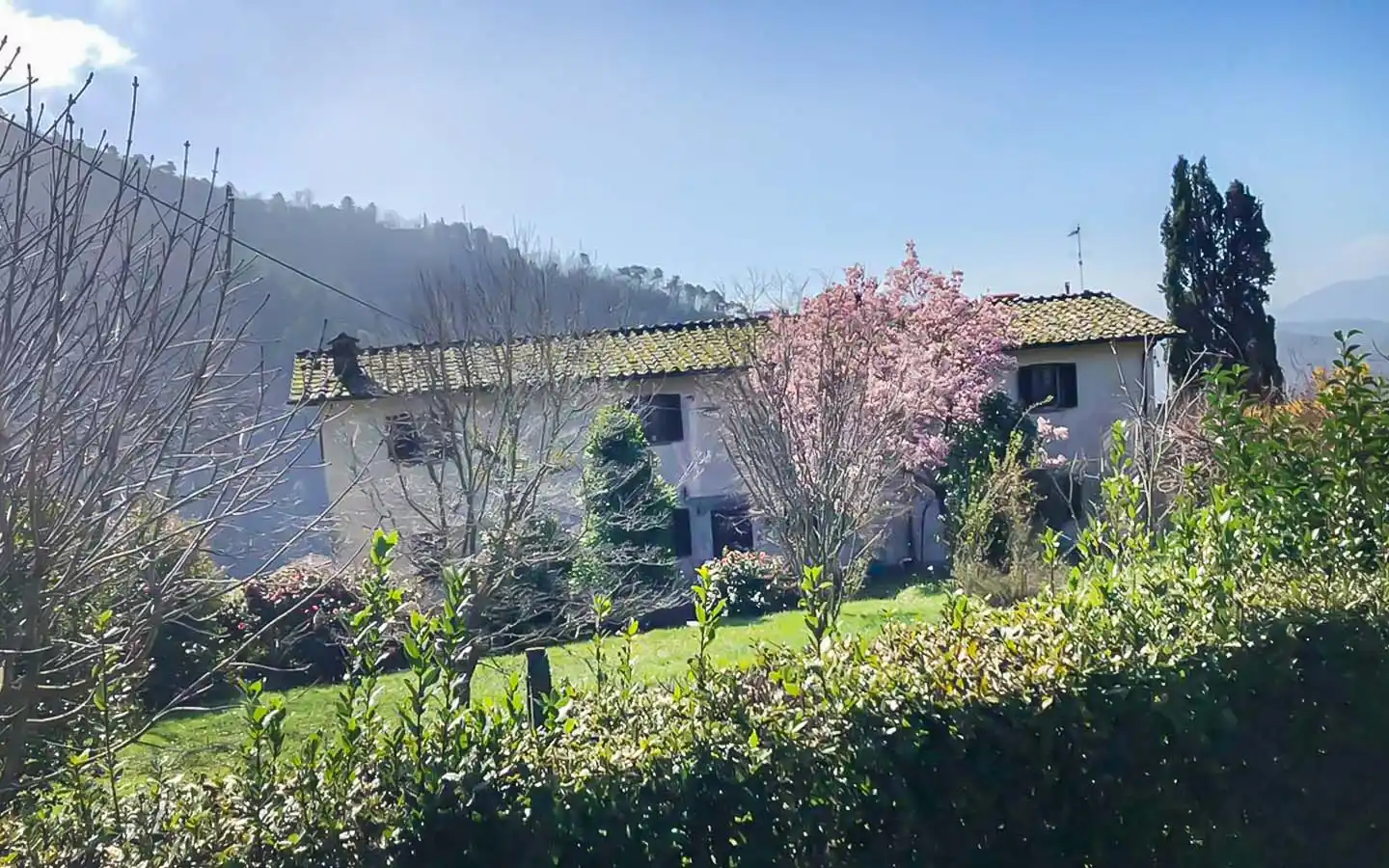 Bondegård fra 1800 med panoramautsikt og 7 hektar land på Lucchesi-åsene