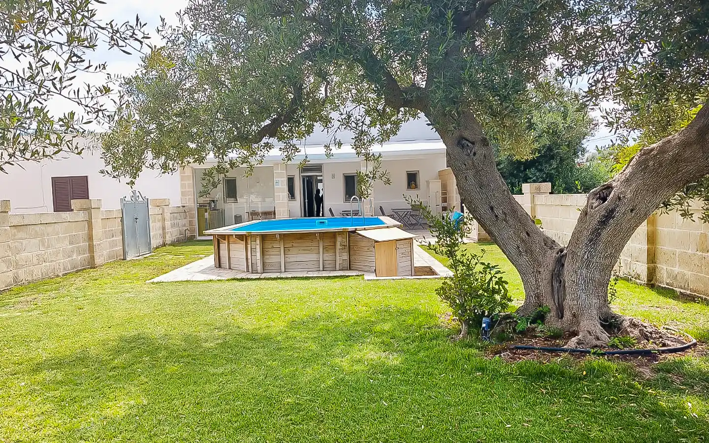 Villa contemporaine avec piscine dans le hameau de Madonna Pozzo Guacito
