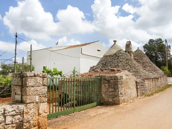 Casale con trulli storici e terreno privato, Agro di Alberobello