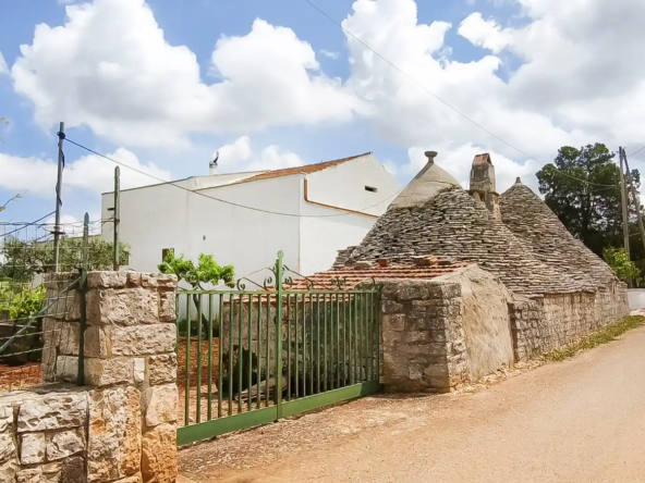 Casale con trulli storici e terreno privato, Agro di Alberobello