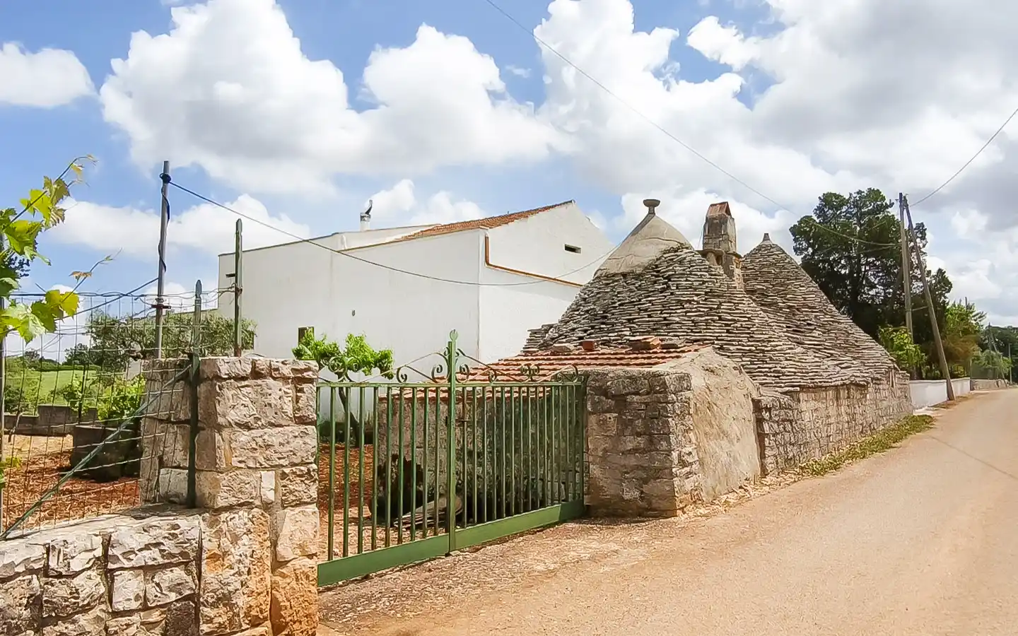 Casale con trulli storici e terreno privato, Agro di Alberobello