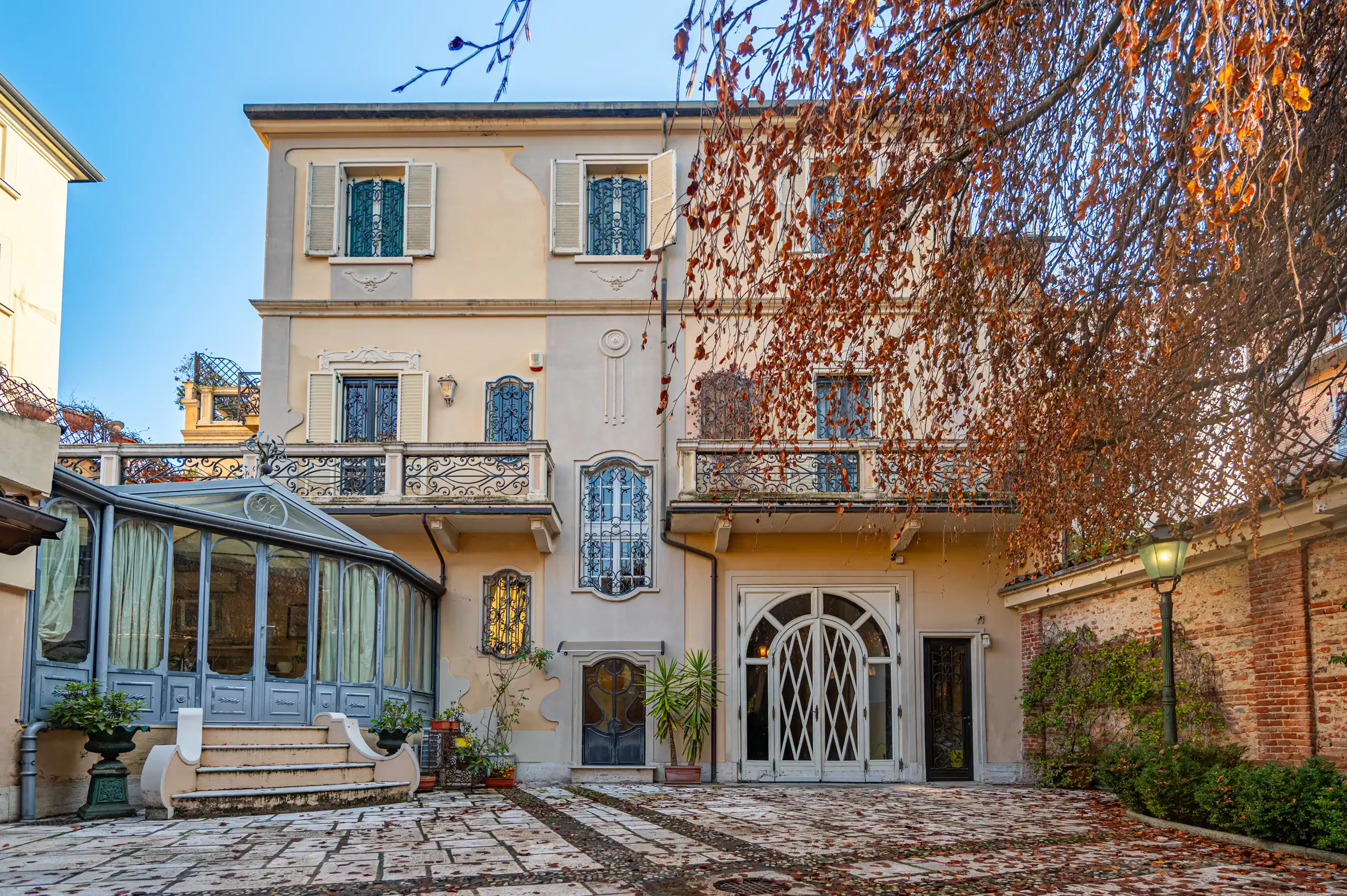 Wunderschöne Jugendstil-Villa perfekt restauriert mit geräumigen Außenbereich einen Schritt entfernt vom Herzen von Turin